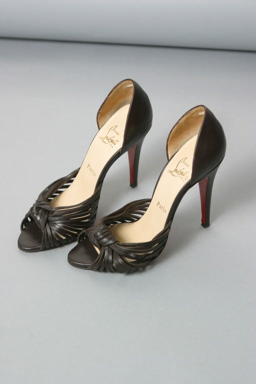 Christian LOUBOUTIN, Paris, Circa 2010 

 
Strips of dark brown leather knotted on open toe, plain dark brown calfskin back and heel.
Inner sole of nude leather, stamped gold

Classic red LOUBOUTIN soles.
Marked Size : 37 -  US size 7
Heel :
