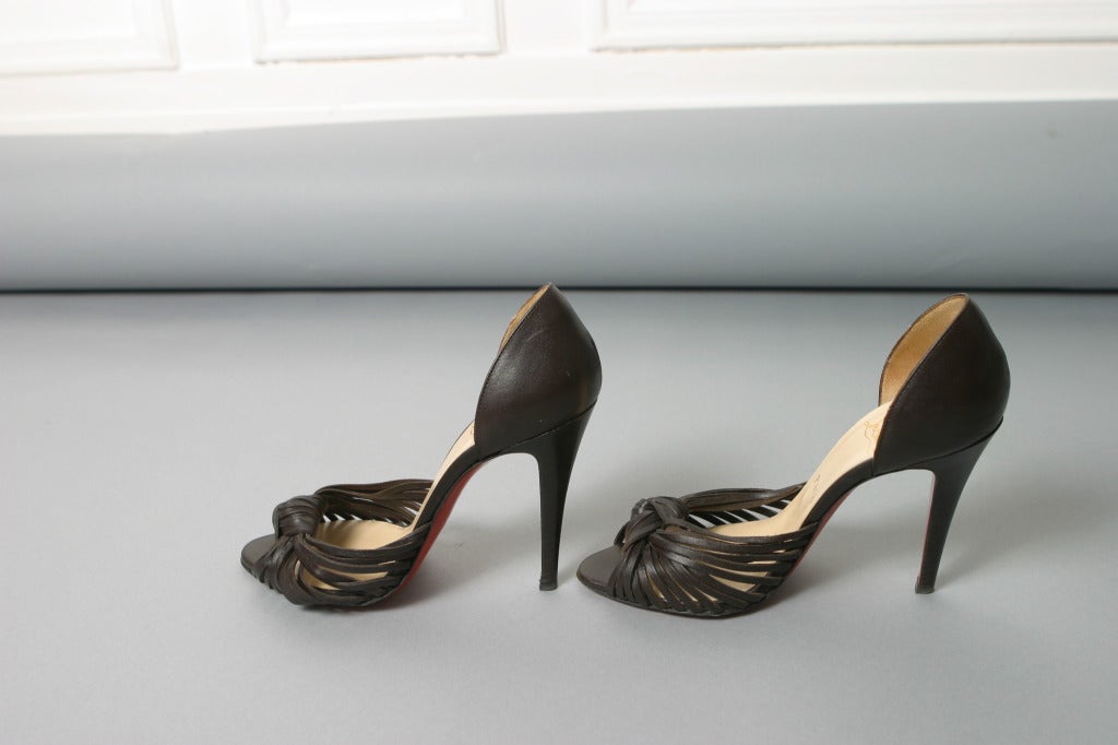 christian LOUBOUTIN dark brown knotted leather pumps size 37 In Excellent Condition For Sale In Newark, DE