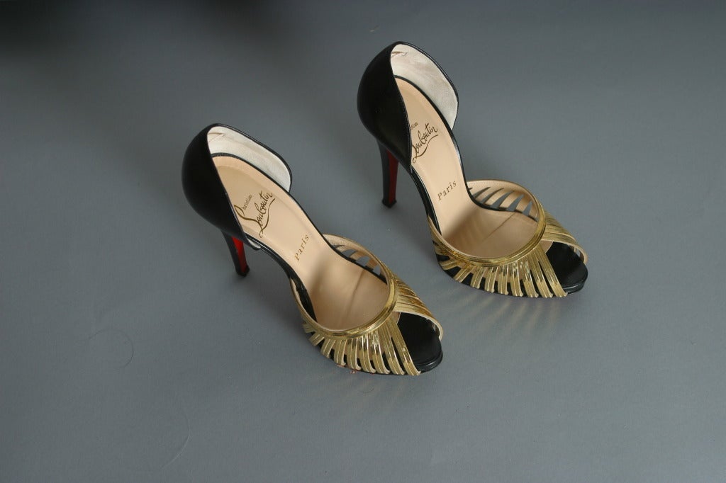 CHRISTIAN LOUBOUTIN Gold metallic and black calfskin pumps Size 37 1/2 In Excellent Condition For Sale In Newark, DE