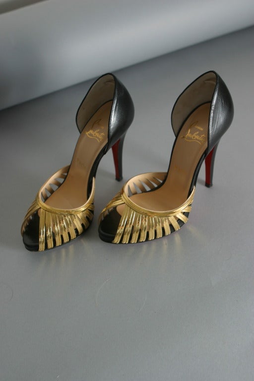 CHRISTIAN LOUBOUTIN Gold metallic and black calfskin pumps Size 37 1/2 For Sale 1