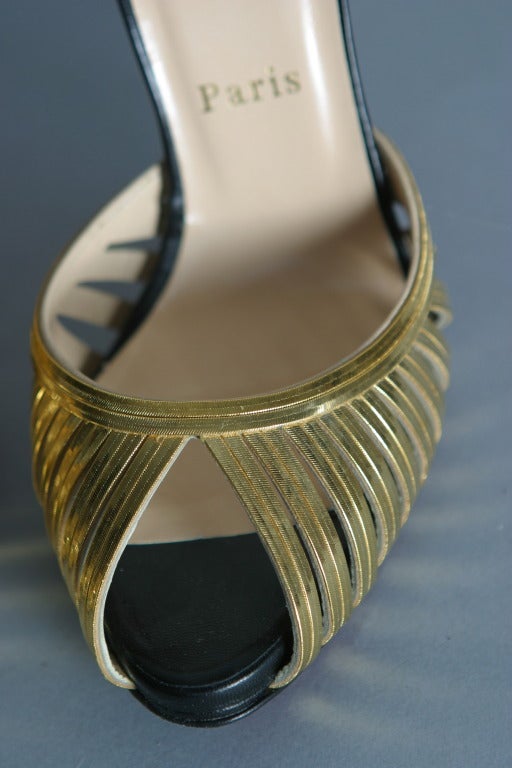 CHRISTIAN LOUBOUTIN Gold metallic and black calfskin pumps Size 37 1/2 For Sale 2