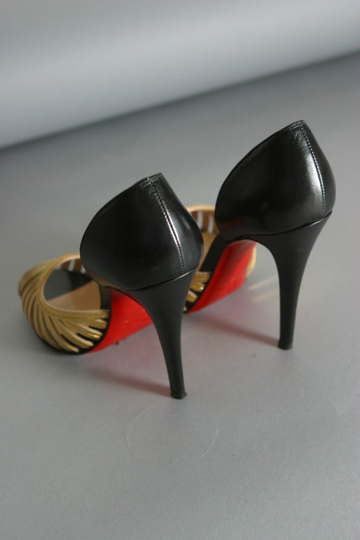 CHRISTIAN LOUBOUTIN Gold metallic and black calfskin pumps Size 37 1/2 For Sale 3