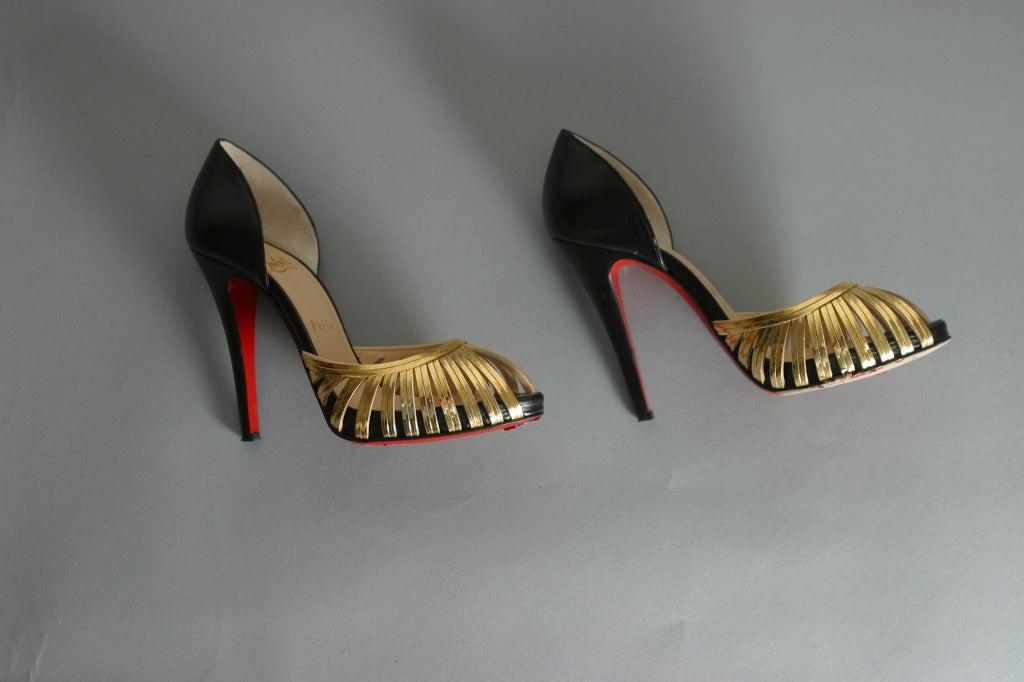 CHRISTIAN LOUBOUTIN Gold metallic and black calfskin pumps Size 37 1/2 For Sale 4