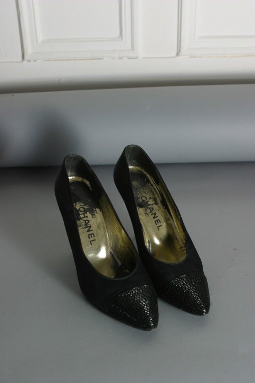 CHANEL Iconic black satin embroidered evening pumps size 8 and matching bag In Good Condition For Sale In Newark, DE