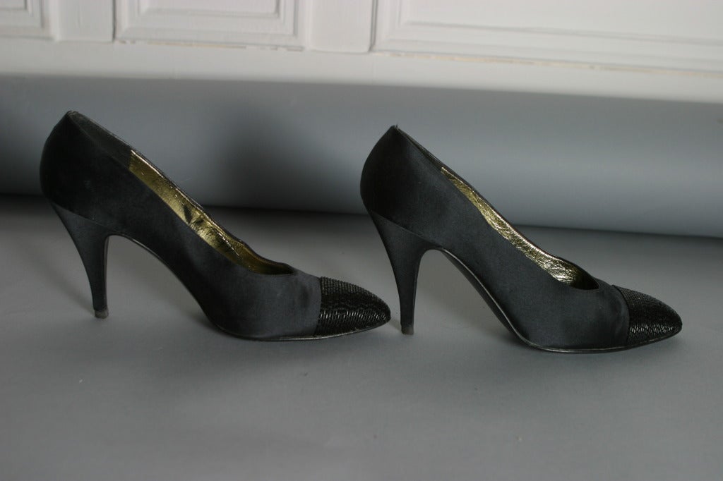CHANEL Iconic black satin embroidered evening pumps size 8 and matching bag For Sale 2