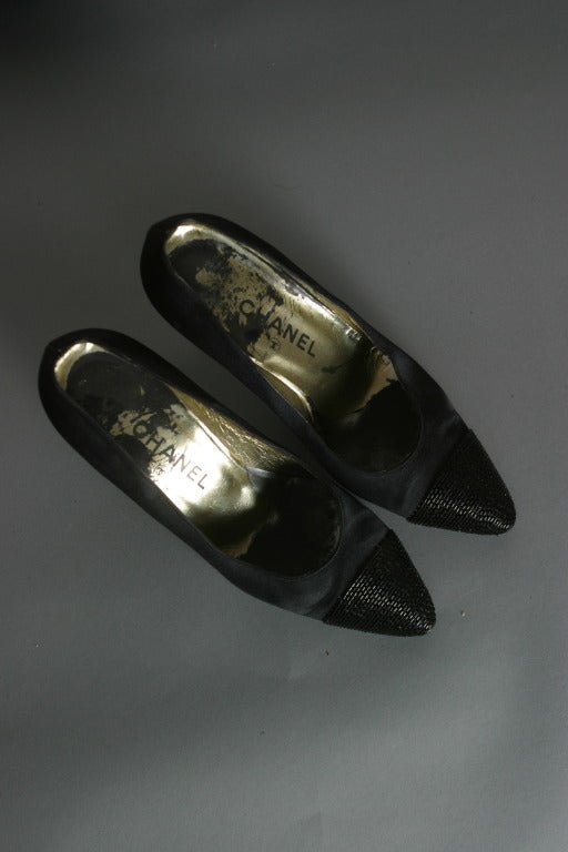 CHANEL Iconic black satin embroidered evening pumps size 8 and matching bag For Sale 3