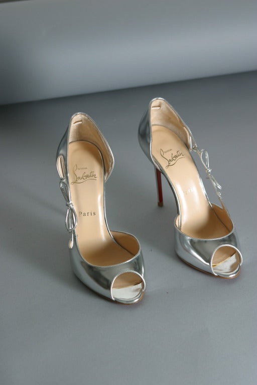 Christian Louboutin , Paris, circa 2012

Inner sole of nude leather stamped gold.
Classic red Louboutin soles.

Marked size : 37 1/2
Approx. US Size : 7 1/2
Heel : 10 cm
Made in Italy.

Very good pre- owned condition, minor scuffs to