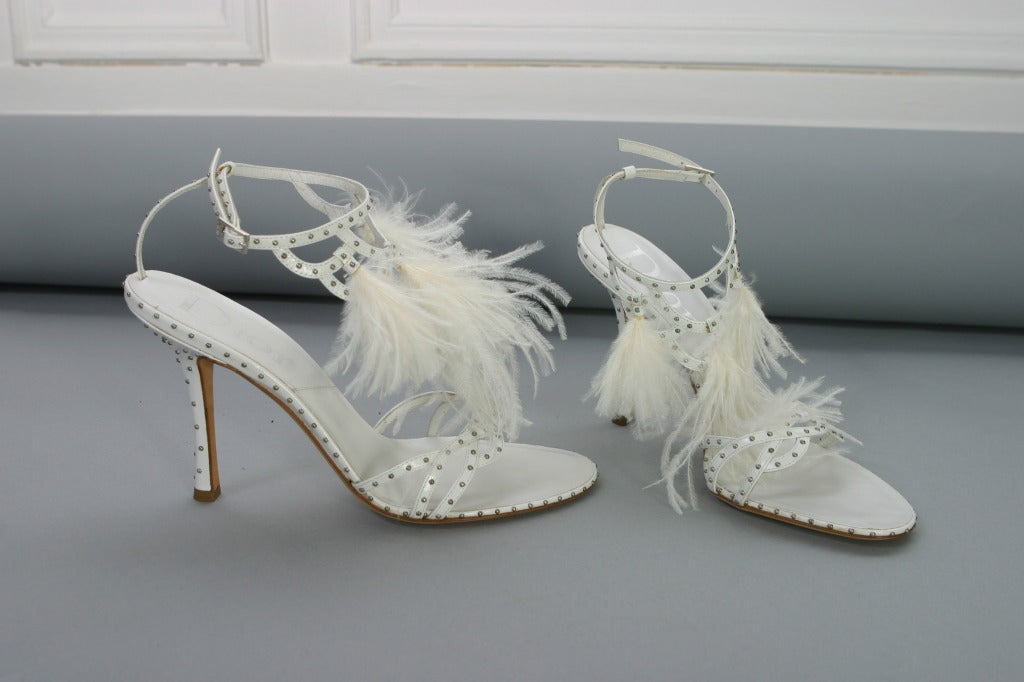 DIOR exquisite new white ostrich feather and studded leather sandals size 38 1/2 In New Condition For Sale In Newark, DE