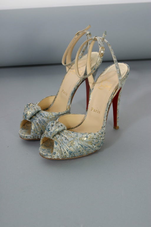 Christian LOUBOUTIN Gold  grey and blue damask evening sandals size 37 In Excellent Condition For Sale In Newark, DE