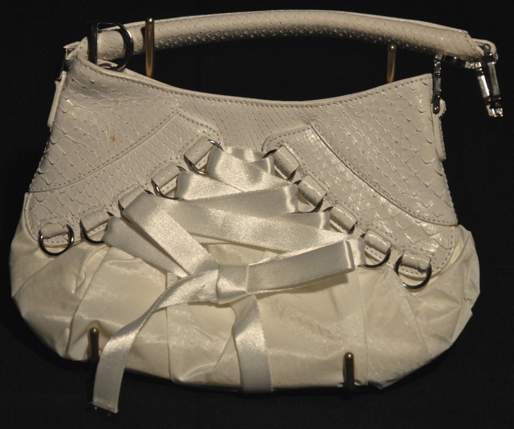 Christian DIOR, by John GALLIANO, circa 2005

 A white python and polyester taffeta hand bag.
New. Pink satin interior.
Complete with authenticity card, bought in '' Rue Royale Paris''
26 X 27 cm total size.

FREE DELIVERY INCLUDED IN THE