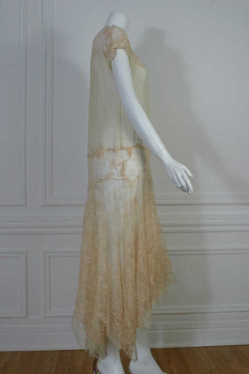 Attributed to the house of CHANEL, Paris,circa 1920

Exquisite nude color silk chiffon and superb Chantilly lace evening gown.
Size S to M.

DELIVERY INCLUDED IN THE PRICE