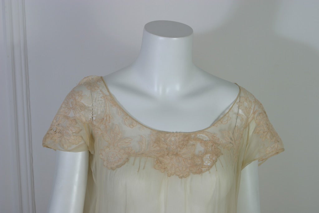1920s French haute couture exquisite lace and silk chiffon gown In Excellent Condition For Sale In Newark, DE