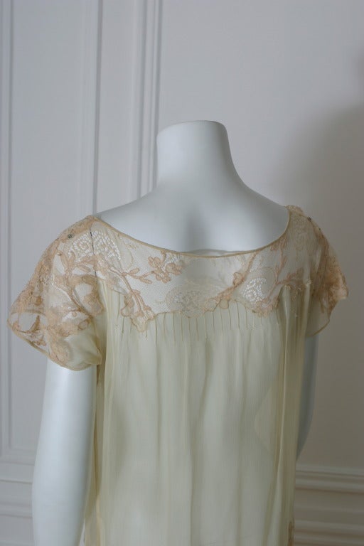 Women's 1920s French haute couture exquisite lace and silk chiffon gown For Sale
