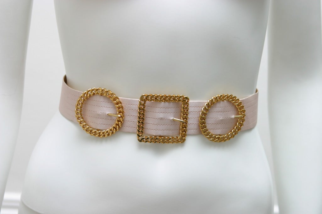 1985 CHANEL lovely soft pink silk and gold chain belt