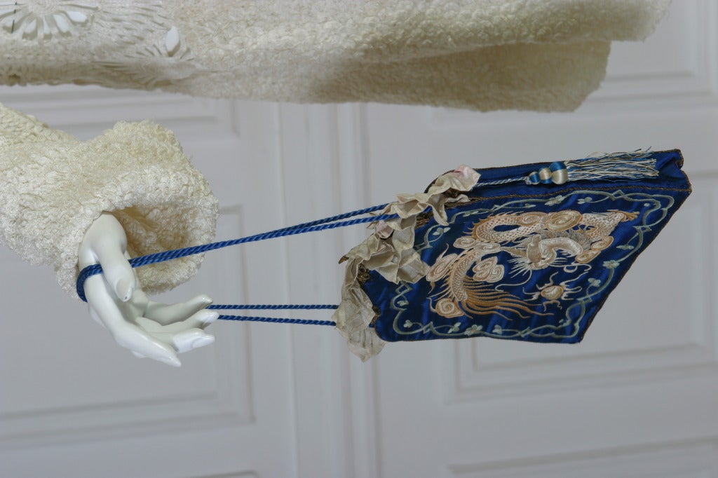 1920s French haute couture superb blue silk embroidered handbag In Good Condition For Sale In Newark, DE