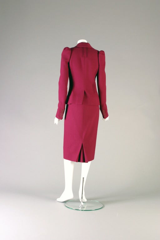 2000's glamorous DIOR HAUTE COUTURE raspberry wool crepe suit In Excellent Condition For Sale In Newark, DE