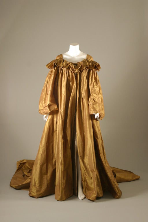 Nina RICCI, by gérard PIPART, haute couture, circa autumn- winter, 1985- 86,
labelled, '' Nina Ricci - Paris- made in France- 98 ''
with a small authenticity seal.
A fabulous, bronze silk taffeta, grand ball or carnival cape...
The large