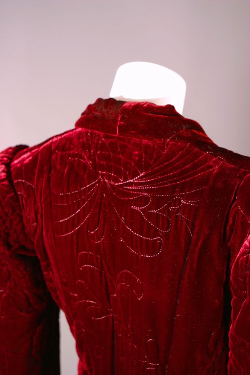 1940S Fabulous french haute couture crimson silk velvet quilted bath robe In New Condition For Sale In Newark, DE