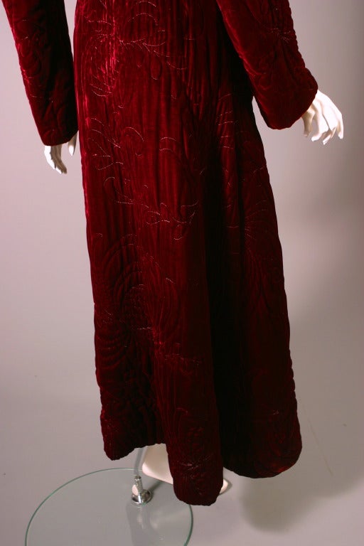 Women's 1940S Fabulous french haute couture crimson silk velvet quilted bath robe For Sale