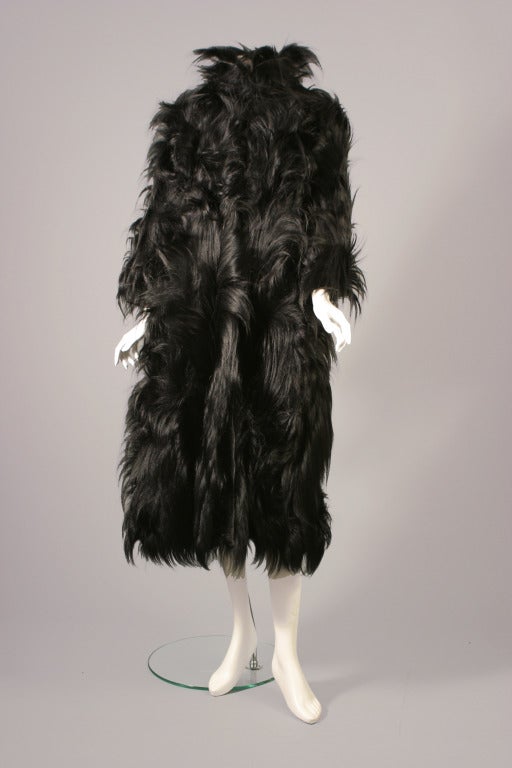 Anonymous, circa 1950

Incredibly alluring this monkey coat...
Worked upside down it is entirely lined with a 50s black silk brocade , high collar, fur hook,
Approx. US Size 6

Incroyable manteau en singe monté à l'envers, entièrement doublé