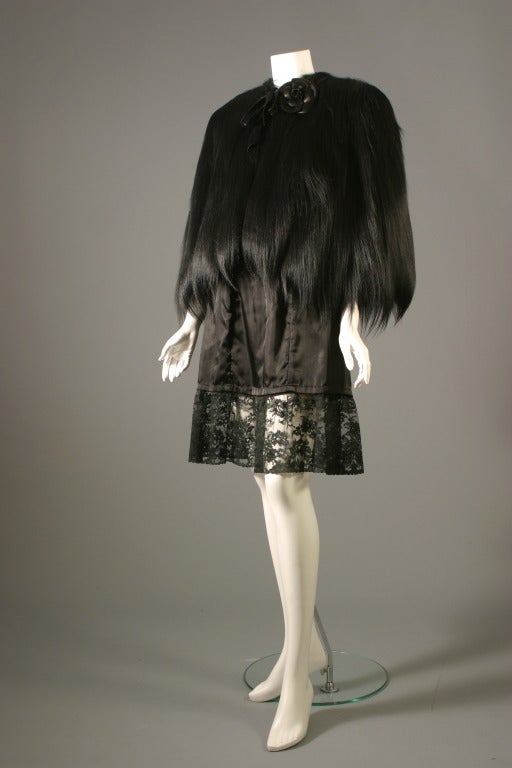 Anonyme, circa 1950

Gorgeous short monkey cape, lined with a black 1950s silk brocade, closure with a black velvet ribbon and a large black satin Chanel Camellia.
US SIZE M

DELIVERY INCLUDED IN THE PRICE

Magnifique cape courte en singe,