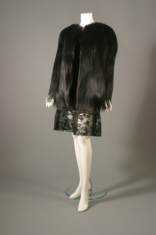 Anonyme, circa 1950
Long shinny monkey fur cape, beautiful condition for a rare garment, fully lined with our own designed soft pink antic silk satin lining, hand sewn...For a luxurious feel..inside and out!
Colobus Guereza is not an endangered