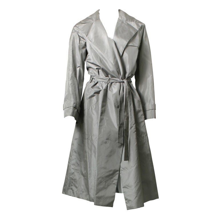 Guy Laroche Haute couture soft gray taffeta evening trench For Sale