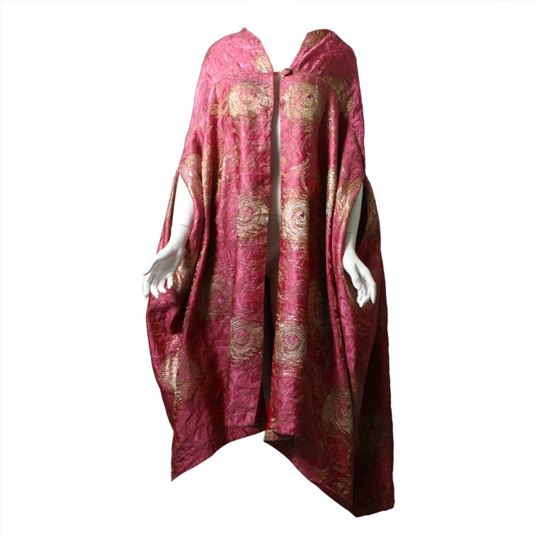 1920s Cauet Paris hot pink brocaded evening cape For Sale