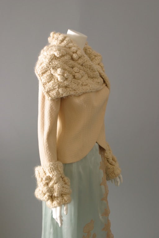 Christian DIOR boutique, by John GALLIANO

Beige woolen jacket with lovely large knitted collar and cuffs. Closure by studs, labelled, US size 8, lined in cream silk satin, the cloth is 100% wool, the yarn is 70% wool and 30% mohair

Veste en