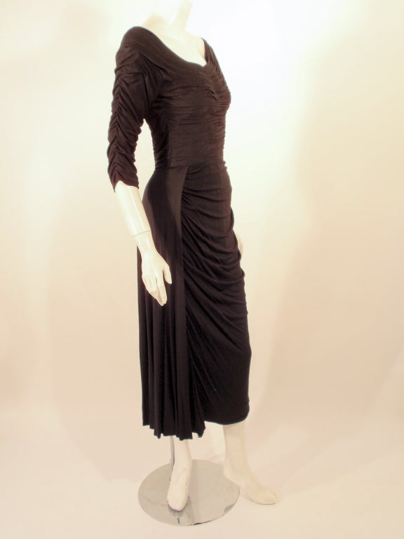 Ceil Chapman Vestido de Cóctel Negro Acanalado y Drapeado con Mangas 3/4 en venta 1