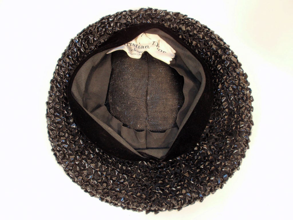 Christian Dior Chapeaux Black Woven Straw Beret w/ Velvet Band 22cm In Excellent Condition In Los Angeles, CA