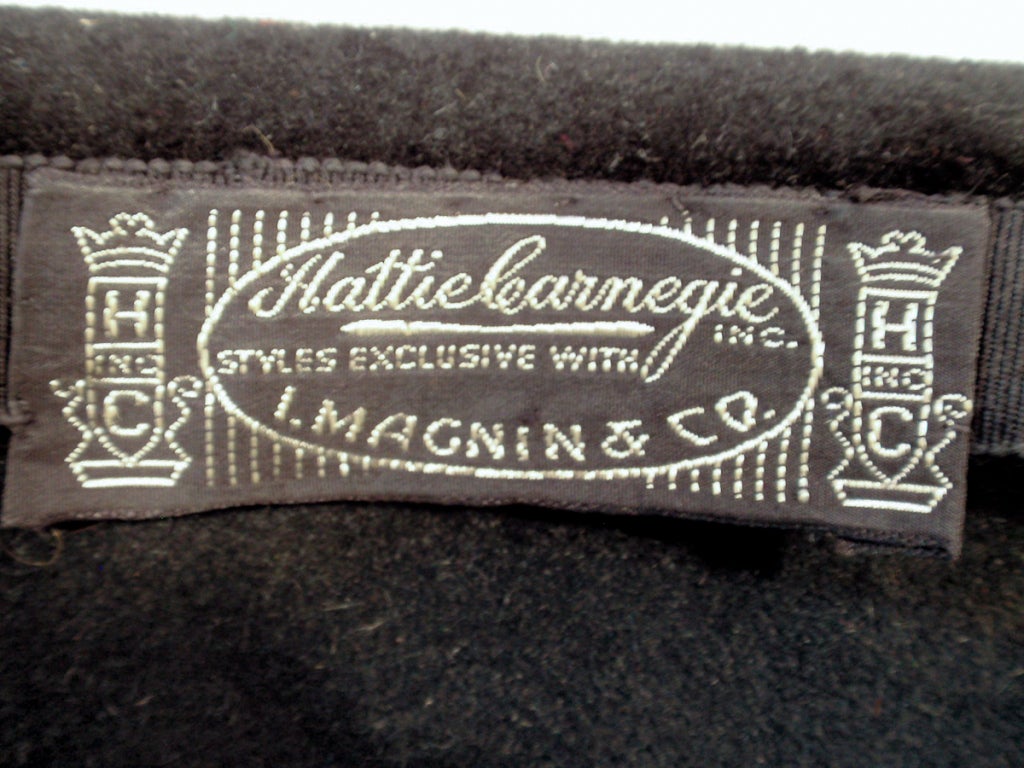 Noir Hattie Carnegie - Bonnet en feutre de fourrure noir sculpté avec poignée en strass, années 1950 en vente