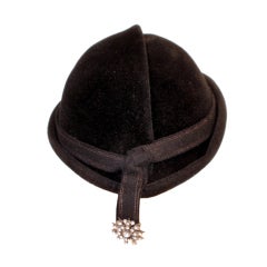 1950s Hattie Carnegie Black Fur Felt Sculpted Beanie w/ Rhinestone Fob Detail 1