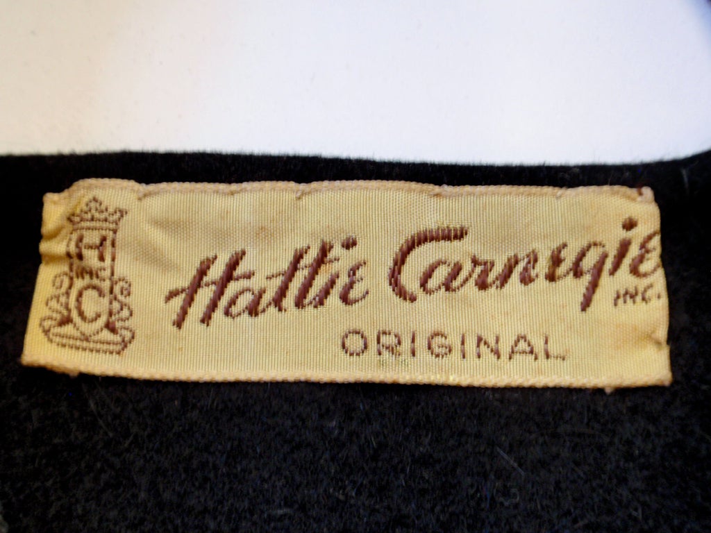 1940's Hattie Carnegie Black Felt Abstract Hat White Beads & Gold Paillettes In Excellent Condition In Los Angeles, CA