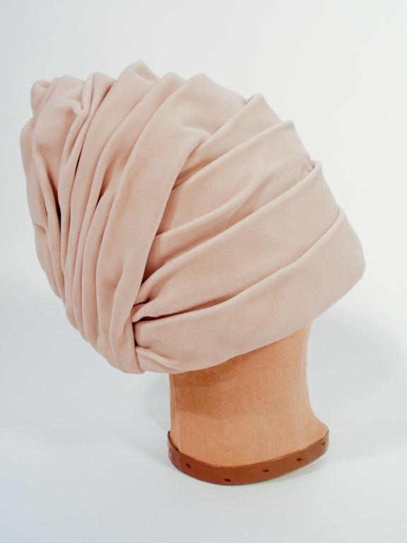 This is a lovely vintage turban style hat from the 1960s. It is a Hubert de Givenchy Paris reproduction for Ohrbach's Department Store Oval Room, made from a soft velvet.

Size 6 3/4 (21