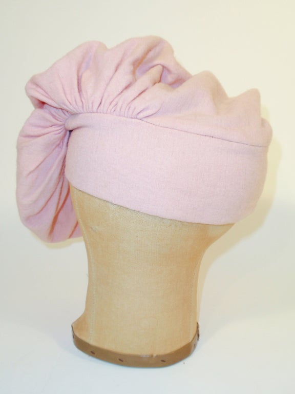 Hattie Carnegie Pink Wool Knit Beret with Gathered detail  In Excellent Condition For Sale In Los Angeles, CA
