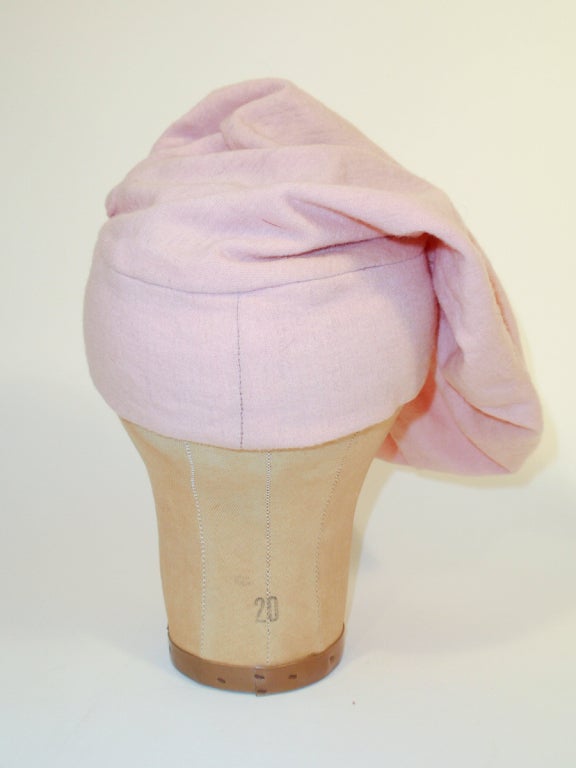 Hattie Carnegie - Beret en maille de laine rose avec détails froncés  Pour femmes en vente