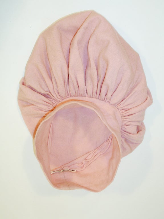 Hattie Carnegie - Beret en maille de laine rose avec détails froncés  en vente 2