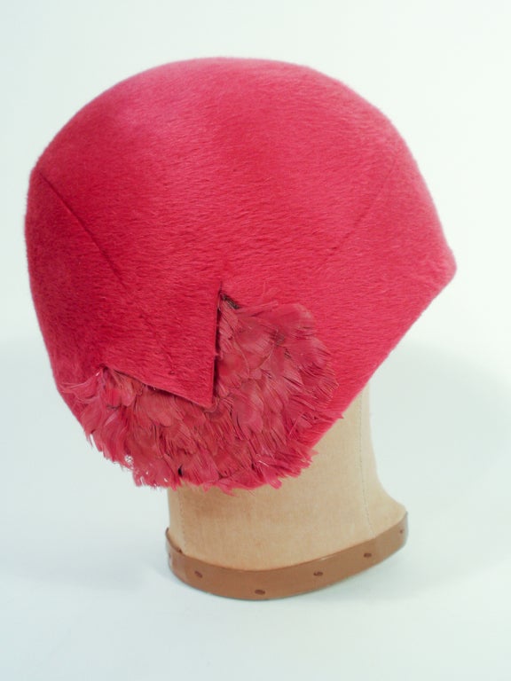 Christian Dior Chapeaux Hot Pink fur felt Cloche hat with Feather Detail In Excellent Condition In Los Angeles, CA