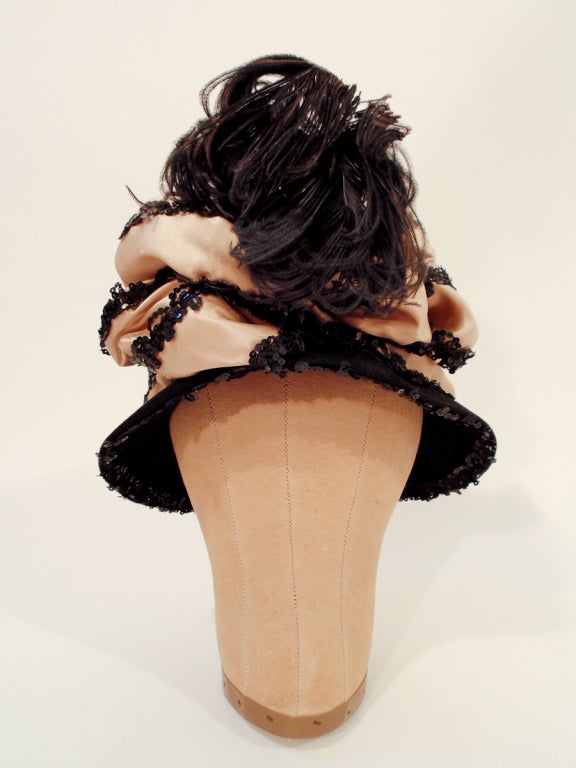 Beautiful soft black felt with a wide nude ribbon trimmed in lace around the crown. Finished with a beautiful curled black ostrich plume.
Small hat pin included. 

Measurements:

Interior circumference 21 1/2