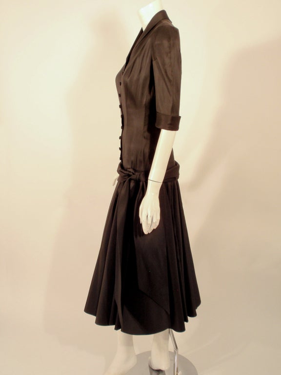 Noir Traina Norell - Robe de cocktail en satin noir, taille dénudée et jupe complète xs en vente