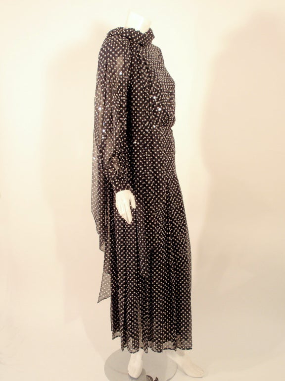 Andre Laug Navy & White Polka Dot Sequin Chiffon Gown, w/ Matching Scarf sz 4 In Excellent Condition For Sale In Los Angeles, CA