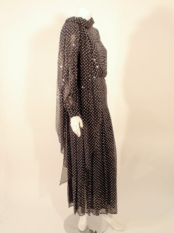 Donna Andre Laug - Abito in chiffon a pois bianchi e marini, con sciarpa abbinata - sz 4 in vendita