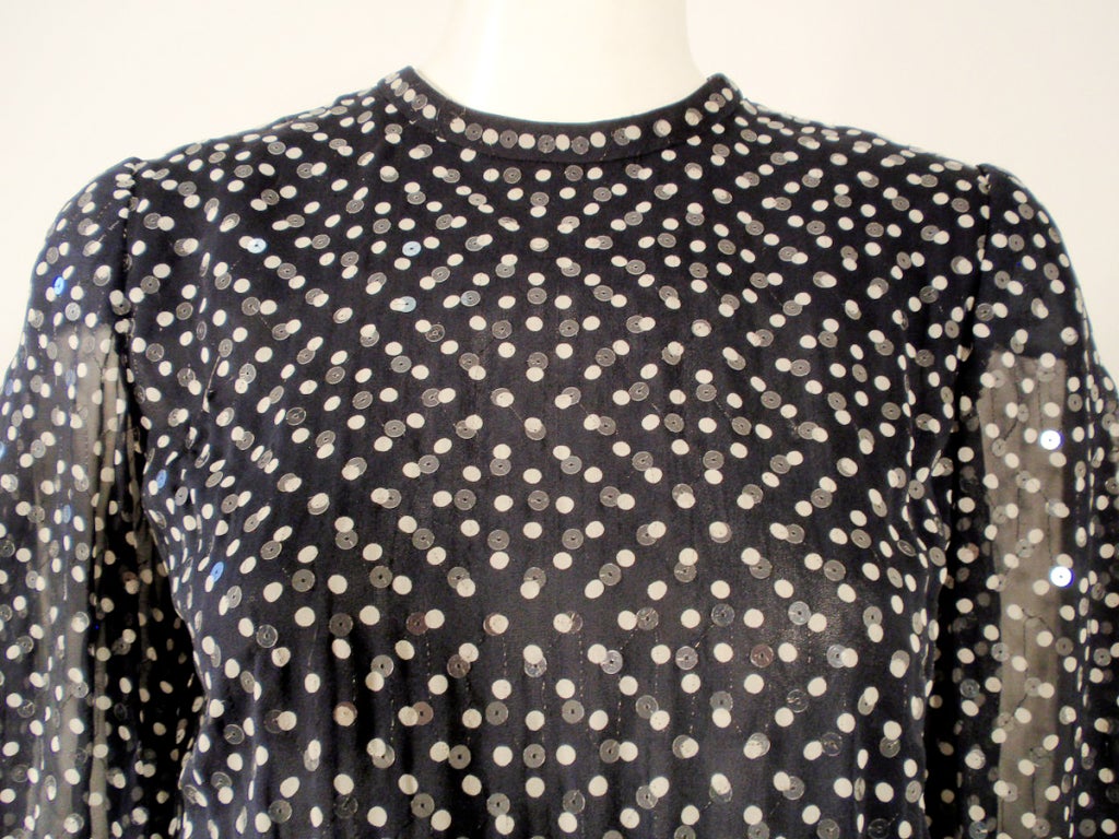 Andre Laug - Abito in chiffon a pois bianchi e marini, con sciarpa abbinata - sz 4 in vendita 3