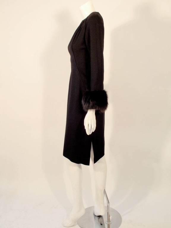 Don Loper Vestido negro de manga larga con cremallera trasera de lana Puños de piel y abertura lateral Talla 6 Negro en venta