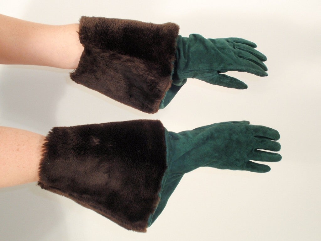 Yves Saint Laurent Rive Gauche Green Suede Gloves w/ Faux Fur In Excellent Condition In Los Angeles, CA