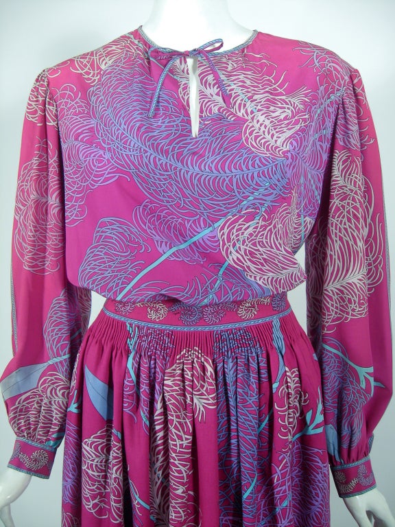 Emilio Pucci Fuschia Feather & Arrow Print Silk Peasant blouse & Wool skirt In Excellent Condition For Sale In Los Angeles, CA