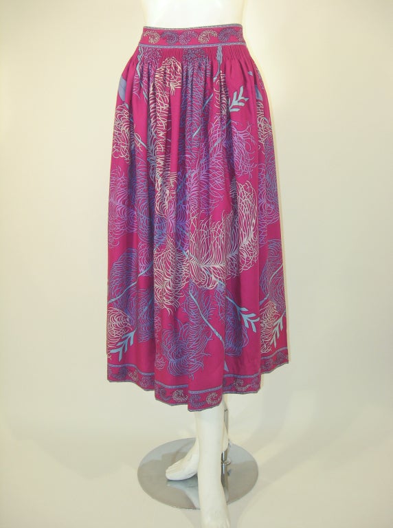 Emilio Pucci Camicetta in seta con stampa di piume e frecce e gonna in lana in vendita 3