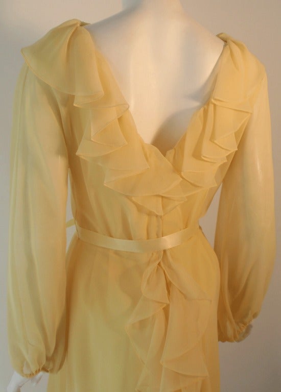 Travilla - Robe de cocktail en mousseline jaune, circa 1970 en vente 1