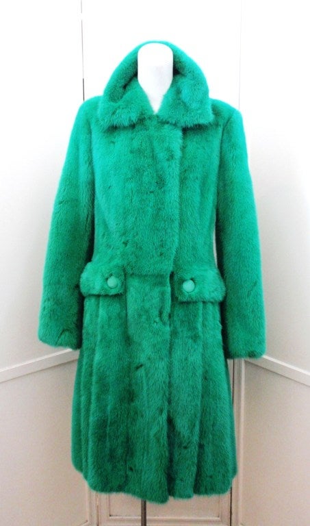 This is an emerald Versace Mink Coat with pleated hem.  Suede lined tux and pleats.  Originally retailed for $25,795.00

Measurements:
Size: 42
Length: 41